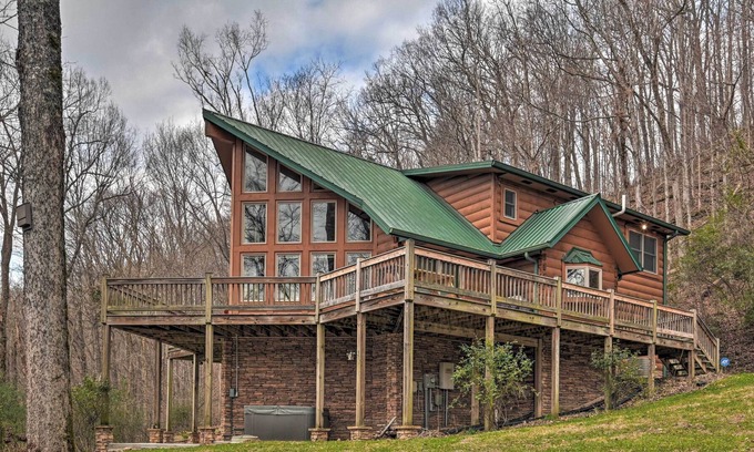 Smithville Cabin | Center Hill Lake Cabin w/ Hot Tub & Deck!