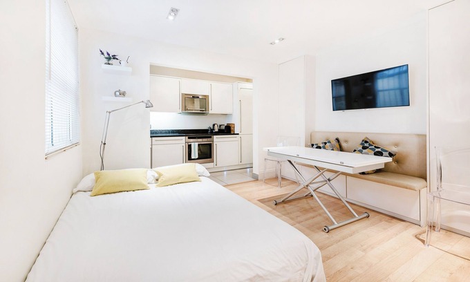 Holland Park Apartment | Central Apartment-sleeps 4-98 Walking Score