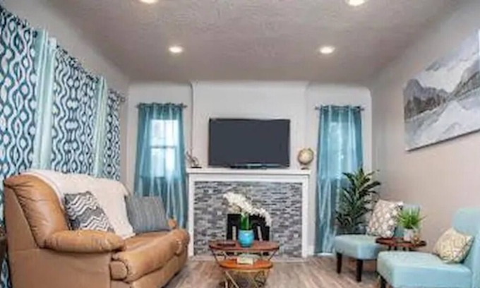 Murray House | Central Bungalow Minutes from Downtown & Canyons