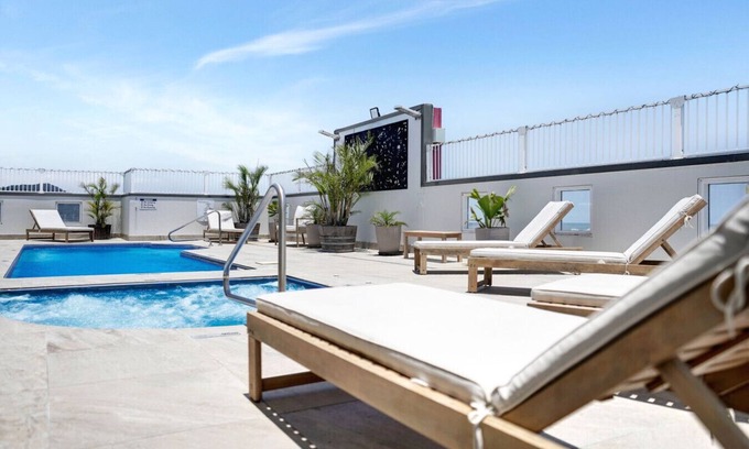 Parramatta Park Apartment | Central Cairns Studio with Rooftop Pool, City Views & Secure Parkin