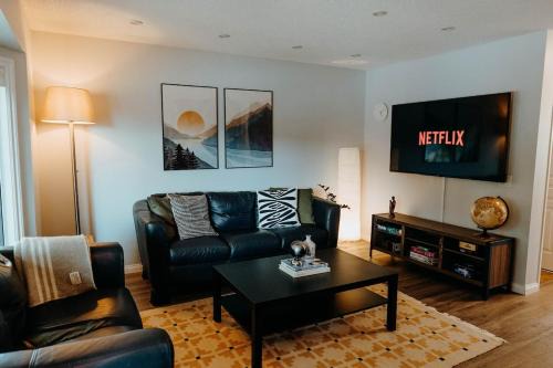 Glenbrook House | Central Calgary & Nearby Mountain Escape - 4 Beds