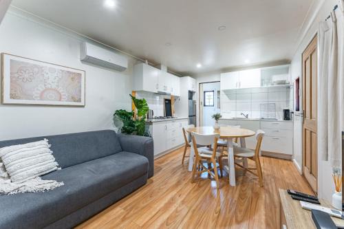 Castlemaine Apartment | Central Castlemaine studio on steam train line