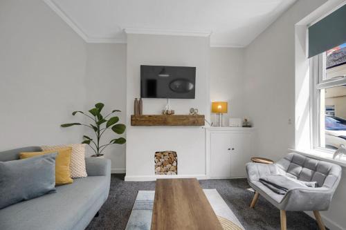 Adamsdown House | Central & Chic - Huge Home - Free WIFI & Parking