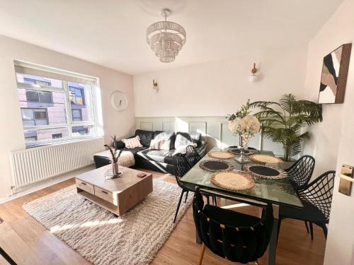 Hoxton Apartment | Central City 3 minutes to Tower of London Trendy Shoreditch Recently refurbished 3 Bedrooms sleeps 8
