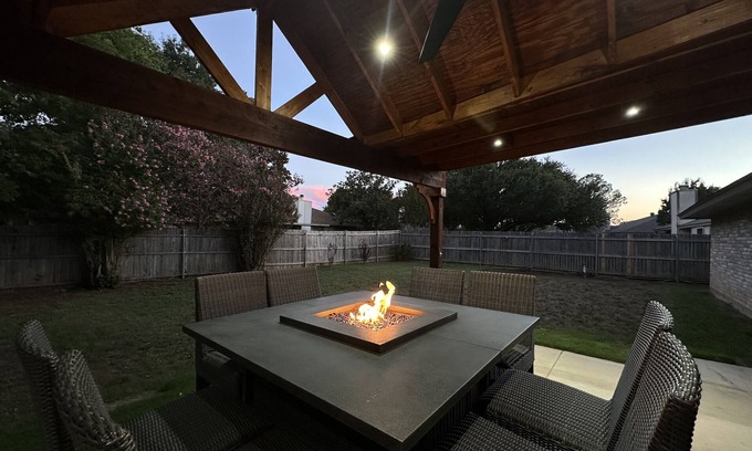 Euless House | Central, Familial, w/GAME Room, FIRE Pit, KING Bed ★ 4.6 mi from DFW Airport+