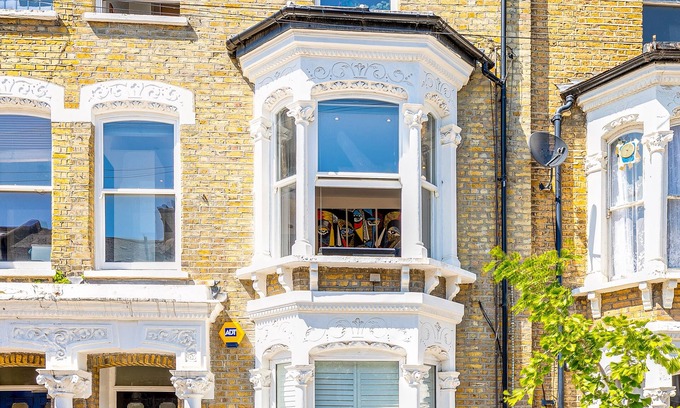 Coldharbour Apartment | Central Family Home: Sleeps 6, 5mins from Brixton Tube Station
