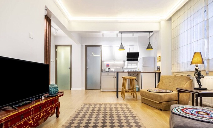 Gayrettepe Apartment | Central Flat with Backyard in Besiktas-1