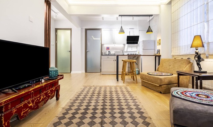 Gayrettepe Apartment | Central Flat with Backyard in Besiktas