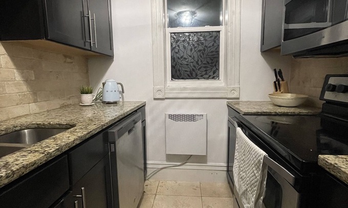 London Apartment | CENTRAL OLD EAST VILLAGE TOP UNIT: 2 bdrm, amenities close