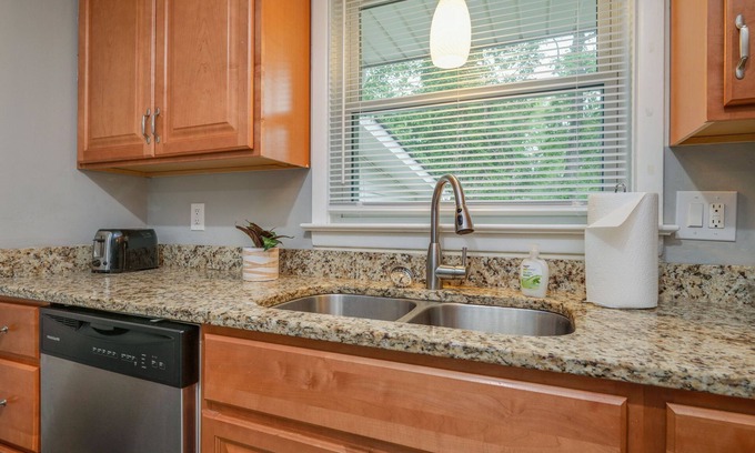 Newport News House | Central Peninsula 4 Bedroom, 3 Bathroom home