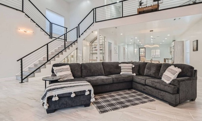 Nevada Street House | Central San Antonio High End Home Near Riverwalk + Downtown/5BR/Pool