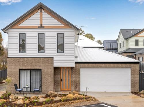 Beechworth Apartment | Central Studio in new townhouse