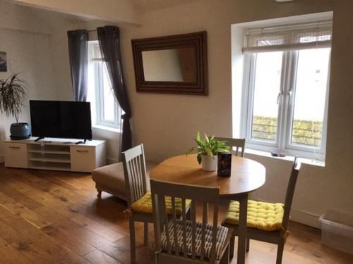 Teignmouth Apartment | Central Teignmouth - sleeps 4 - Pets Allowed