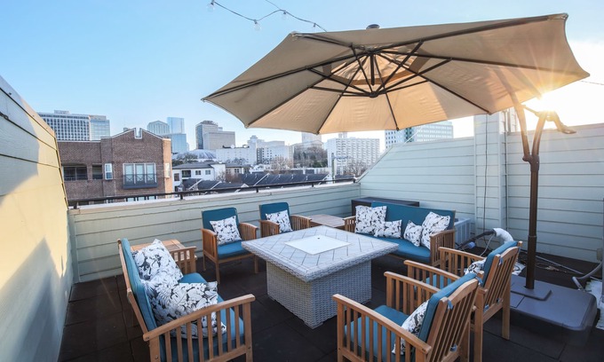 North Capitol House | Central Townhouse - Walk to Broadway & Germantown - Private Rooftop Terrace
