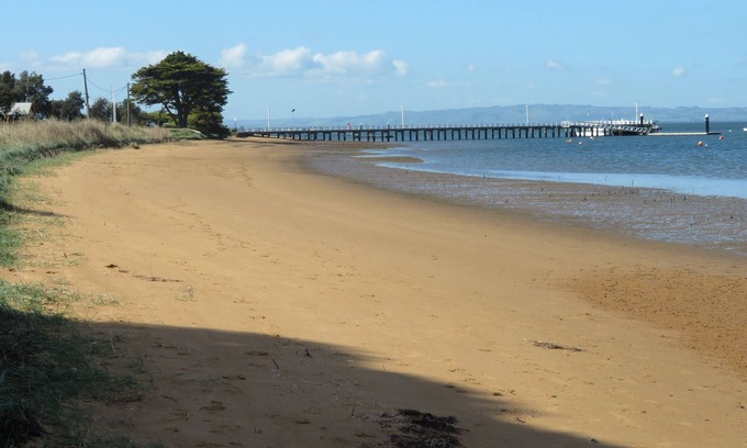 Rhyll House | Centrally cooled family home, 2 min walk to beach, lots of amenities, sleeps 8+
