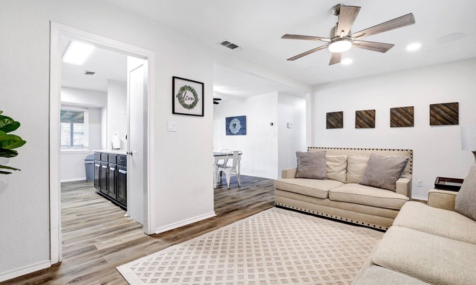 Vance Jackson House | Centrally Located! 5-15 minute commute to most key areas!