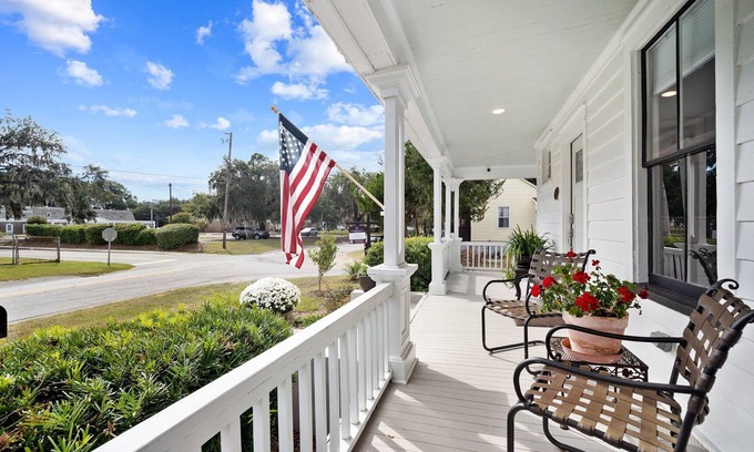 Uptown House | Centrally located - Downtown Beaufort