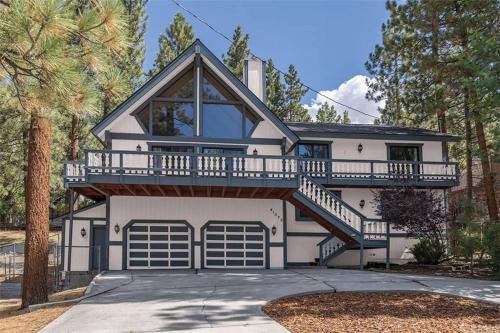Big Bear Lake Ski Chalet | Centrally Located large 3 Bedrm/Available EV Charg