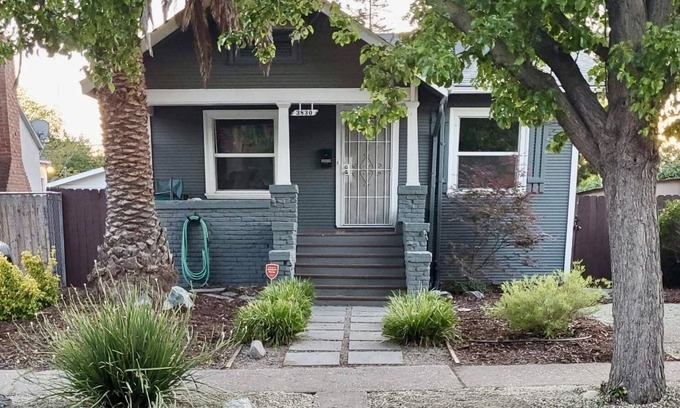 Southeastern Sacramento House | Centrally-located modern Sacramento bungalow
