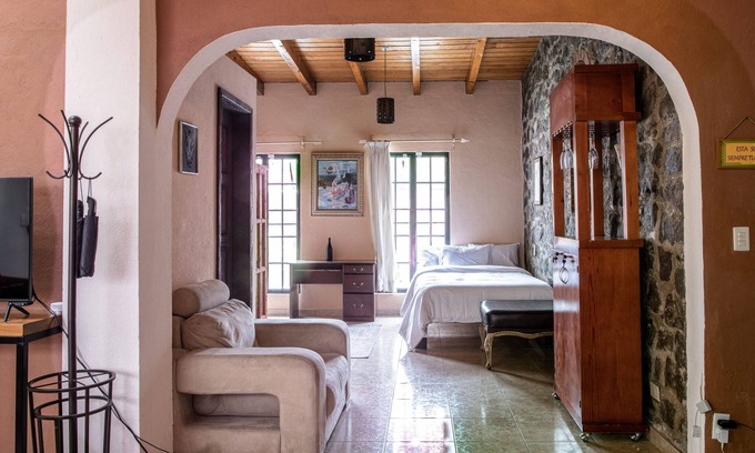 Colonia San Antonio House | Centro 4Bed Home on Stirling Dickinson