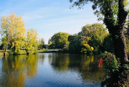 Saint-Avertin House | Châteaux de la Loire - Près de Tours - Cottage EAU CALME en Bord de Lac
