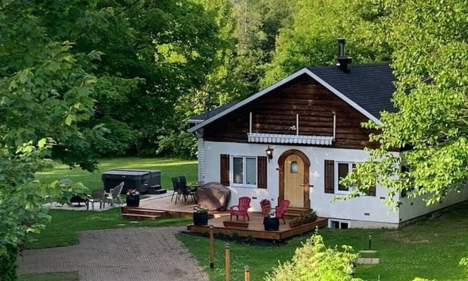 Saint-Gabriel-de-Valcartier Ski Chalet | Chalet Valcartier with spa on the side of the river.