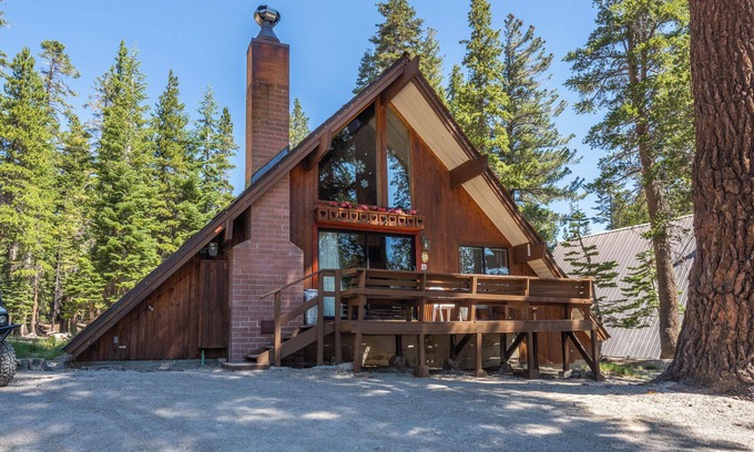 Mammoth Lakes Ski Chalet | Chalet #17, Charming Ski in/Ski Out Steps to the