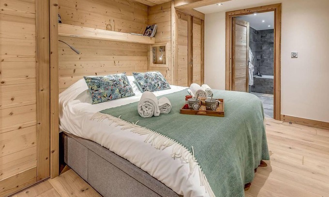 Les Brevieres Ski Chalet | Chalet, 200m from shops, sauna, terrace, balcony, tv, ski locker, 250m², Tignes