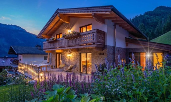Mayrhofen Ski Chalet | Chalet Alpendomizil Ahorn in Mayrhofen Ski area