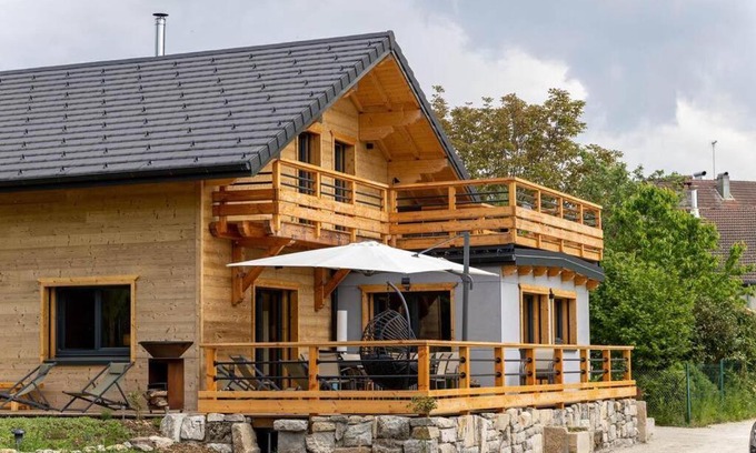 Saint-Maurice-Crillat Ski Chalet | Chalet au coeur du Jura à 5min de la plage de Clairvaux
