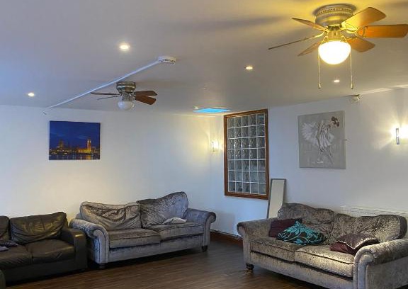 Luton House | Chalet Bungalow sleeps 14 8mx7m lounge Authorised events welcomed Extra Rates apply