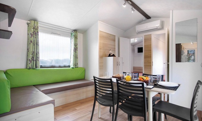 Burinhosa Ski Chalet | Chalet 'Bungalow T3 I I I - 15 Min Nazaré' with Shared Pool, Private Terrace and Air Conditioning