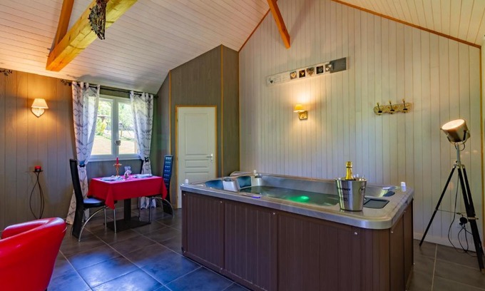 Larche Bed & Breakfast | CHALET DU REV'EAUBOIS