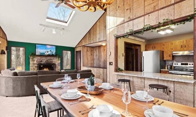 Pocono Pines Ski Chalet | Chalet Hemlock | Pool Table | Poconos