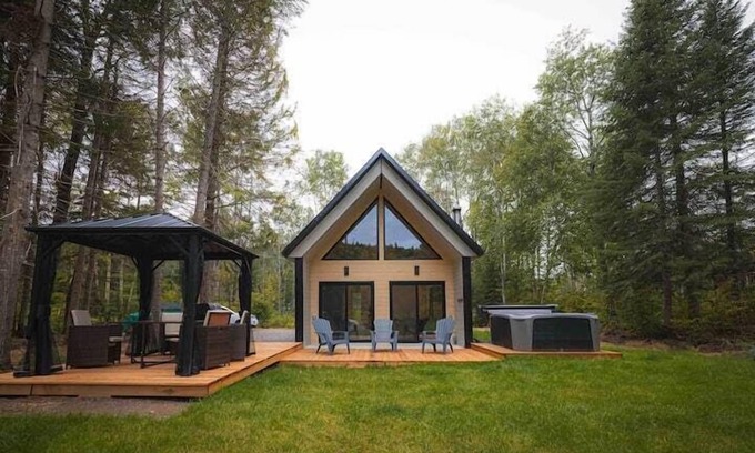 Mauricie Ski Chalet | Chalet Le Bébé Falaise, waterfront!