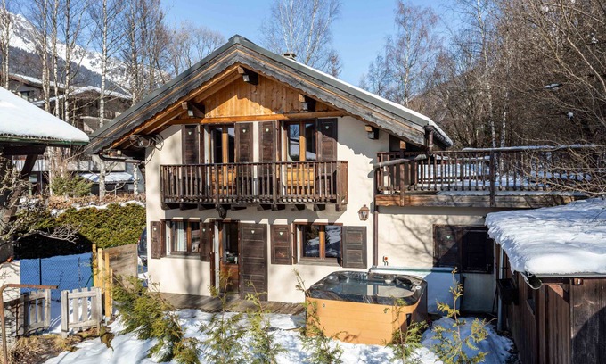 Chamonix City Centre Ski Chalet | Chalet le Tremplin - sleeps 6 in 2 bedrooms with hot tub