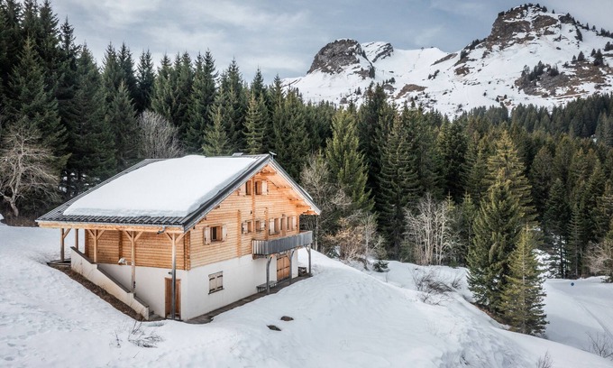 Le Praz de Lys Ski Chalet | Chalet 'Les Amborzales' with Mountain View, Private Garden and Wi-Fi