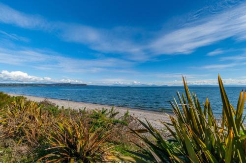Waitahanui House | Chalet Mahuta - Five Mile Bay Holiday Home