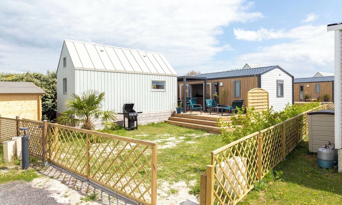 Guilvinec Ski Chalet | Chalet 'Mobilhome Et 100m Plage' with Private Terrace, Private Garden and Wi-Fi