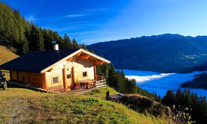Hippach Ski Chalet | Chalet Nase at 1700m in the Zillertal