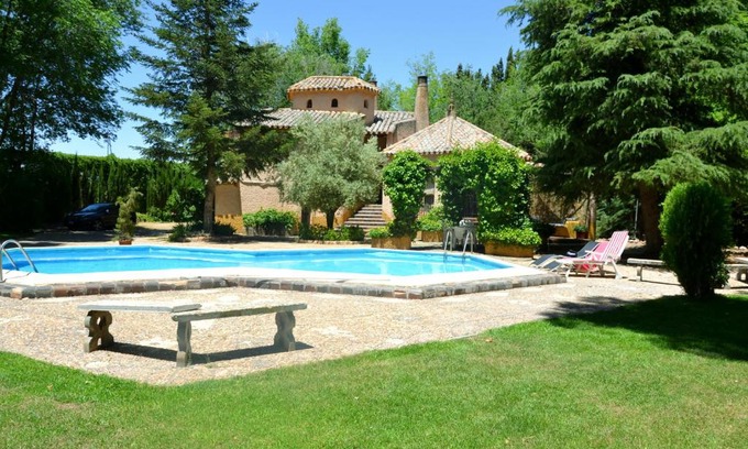 Argamasilla de Alba House | Chalet rural en La Mancha con jardin y piscina privados