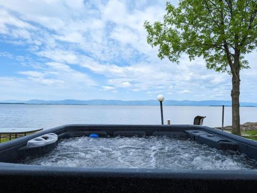 Cap-Saint-Ignace Ski Chalet | Chalet Studio #6 Waterfront with Spa Fireplace & Wifi