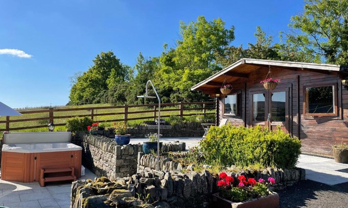 Londonderry Bed & Breakfast | Chalet Superking bed Free Sauna jacuzzi