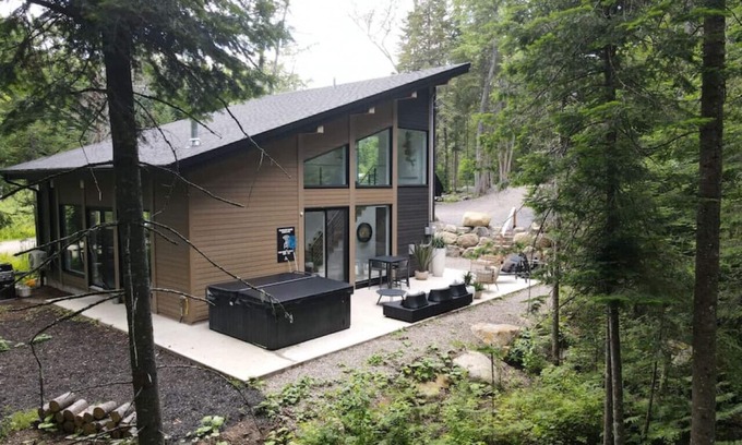 Lac-Superieur House | Chalet Taiga with a Hot Tub in Tremblant Nord