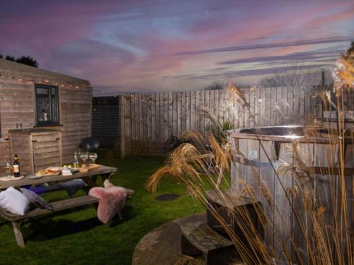 Helford Passage Ski Chalet | Chalet Wheal Rose Hot Tub Lodge by Interhome