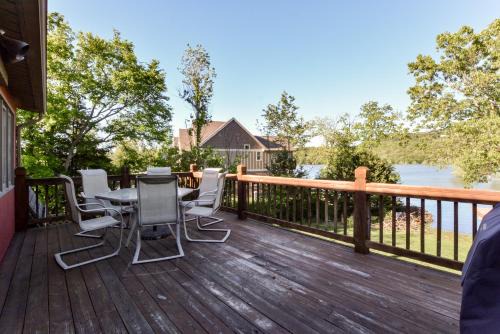 Lampe House | Chalets Resort LAKEFRONT Cottage Free Amenities Amazing views Kayaks 2 Pools