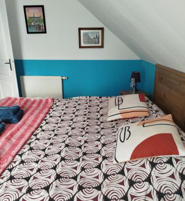 Cluses House | Chambre bleue dans maison avec parking