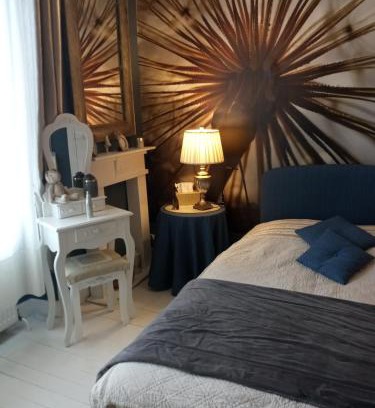 Olliergues Bed & Breakfast | Chambre Bounty, B&B, cuisine privée, lit queen size, terrasse, parking, garage