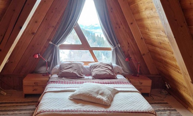 Arc-1600 Ski Chalet | Chambre d'hôte SUITE at the top of the chalet - sleeps 4 - 2 double beds in 2 rooms