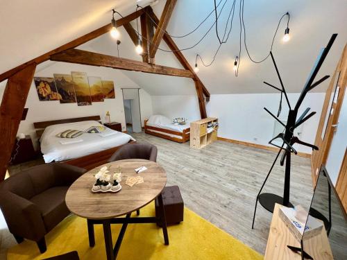 Lussac-les-Chateaux Apartment | Chambre Privée & Espaces Communs